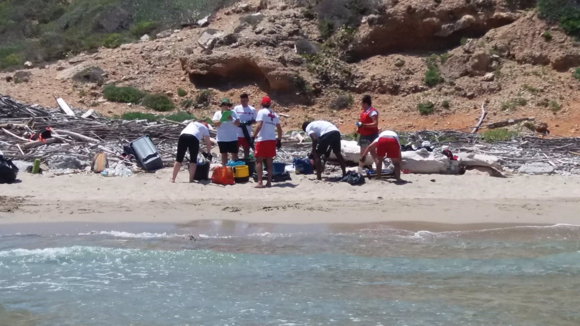 VOLUNTARIOS DE LA CRUZ ROJA LIMPIAN PLAYAS EN EL PARQUE NACIONAL DE CABRERA
